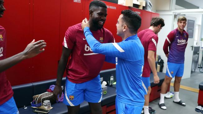 Xavi Hernández saludando a Samuel Umtiti
