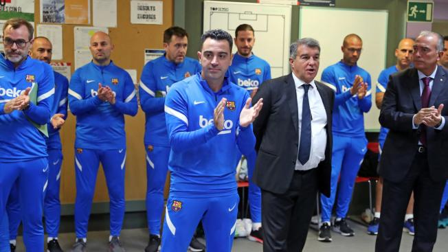 Xavi Hernández aplaudiendo