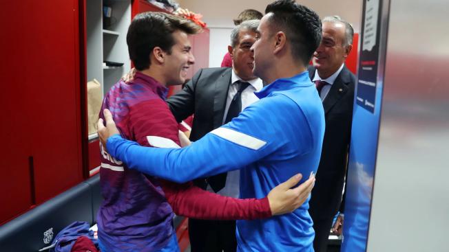 Xavi Hernández saludando a Riqui Puig