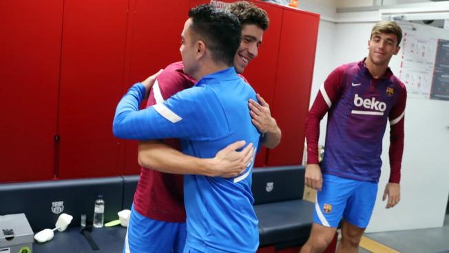 Xavi Hernández saludando a Sergi Roberto