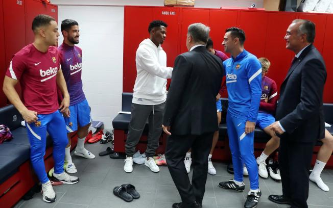 Xavi Hernández saludando a Ansu Fati