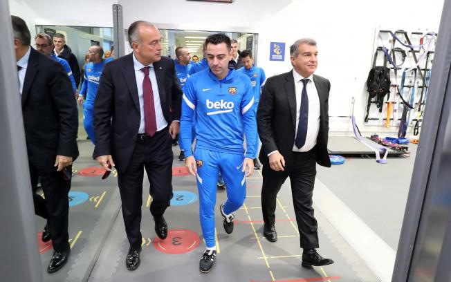 Rafa Yuste, Xavi Hernández y Joan Laporta caminando hacia el vestuario del Barça