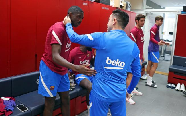 Xavi Hernández saludando a Ousmane Dembélé