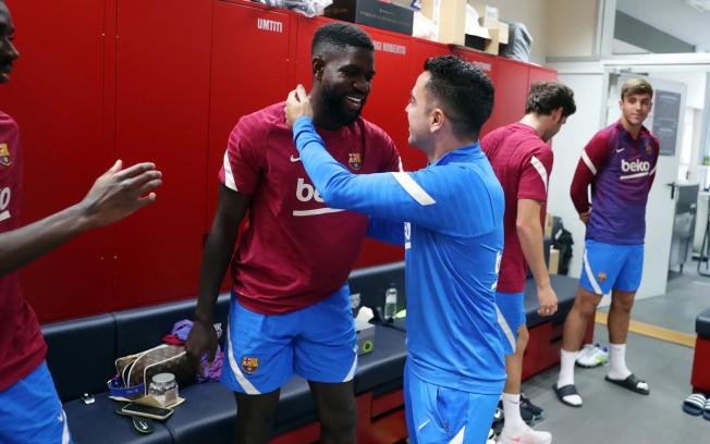 Xavi Hernández saludando a Samuel Umtiti