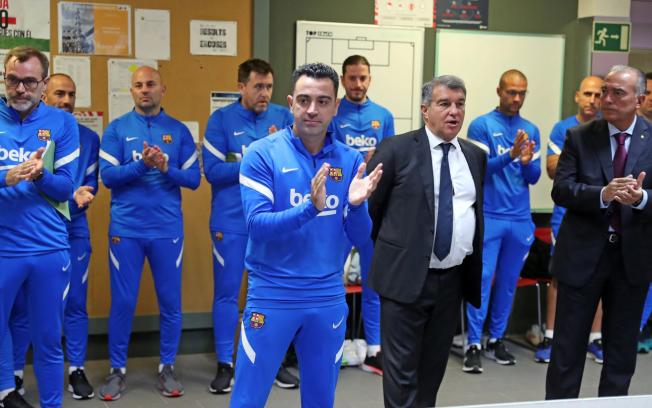 Xavi Hernández aplaudiendo