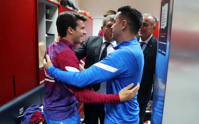Xavi Hernández saludando a Riqui Puig