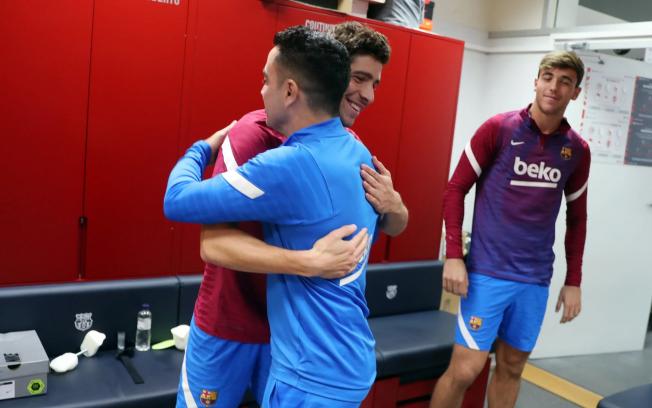 Xavi Hernández saludando a Sergi Roberto