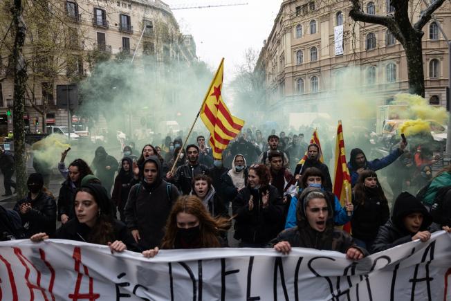 Una columna, a punt d'adherir-se a la manifestació