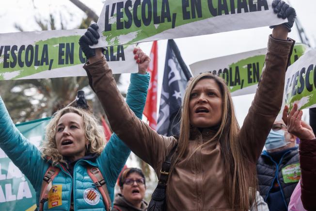 Tres dones durant la manifestació del 25%