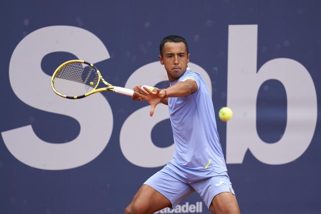 Hugo Dellien tornant una pilota