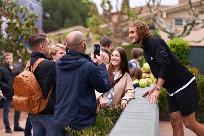 Stefanos Tsitsipas fent-se fotos amb els fans