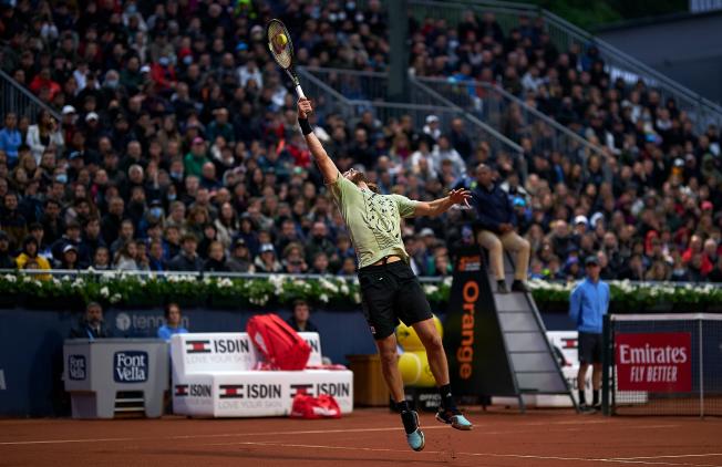Tsitsipas cierra el día con victoria