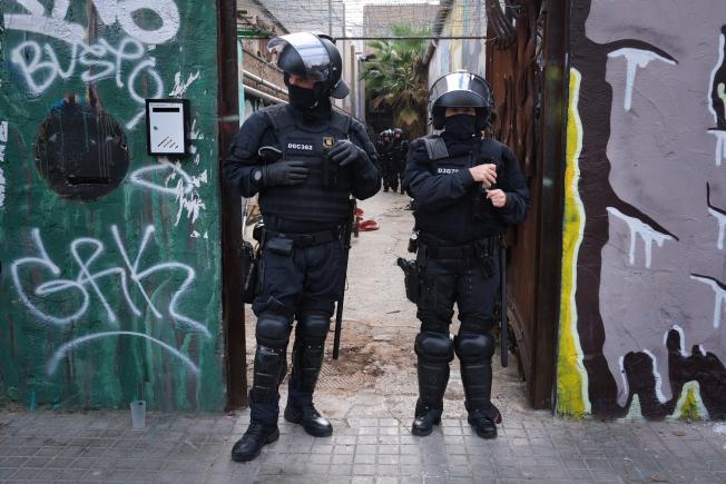 Imágenes del desalojo del CSO L'Astilla, de l'Hospitalet de Llobregat