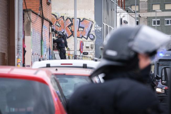 Imágenes del desalojo del CSO L'Astilla, de l'Hospitalet de Llobregat