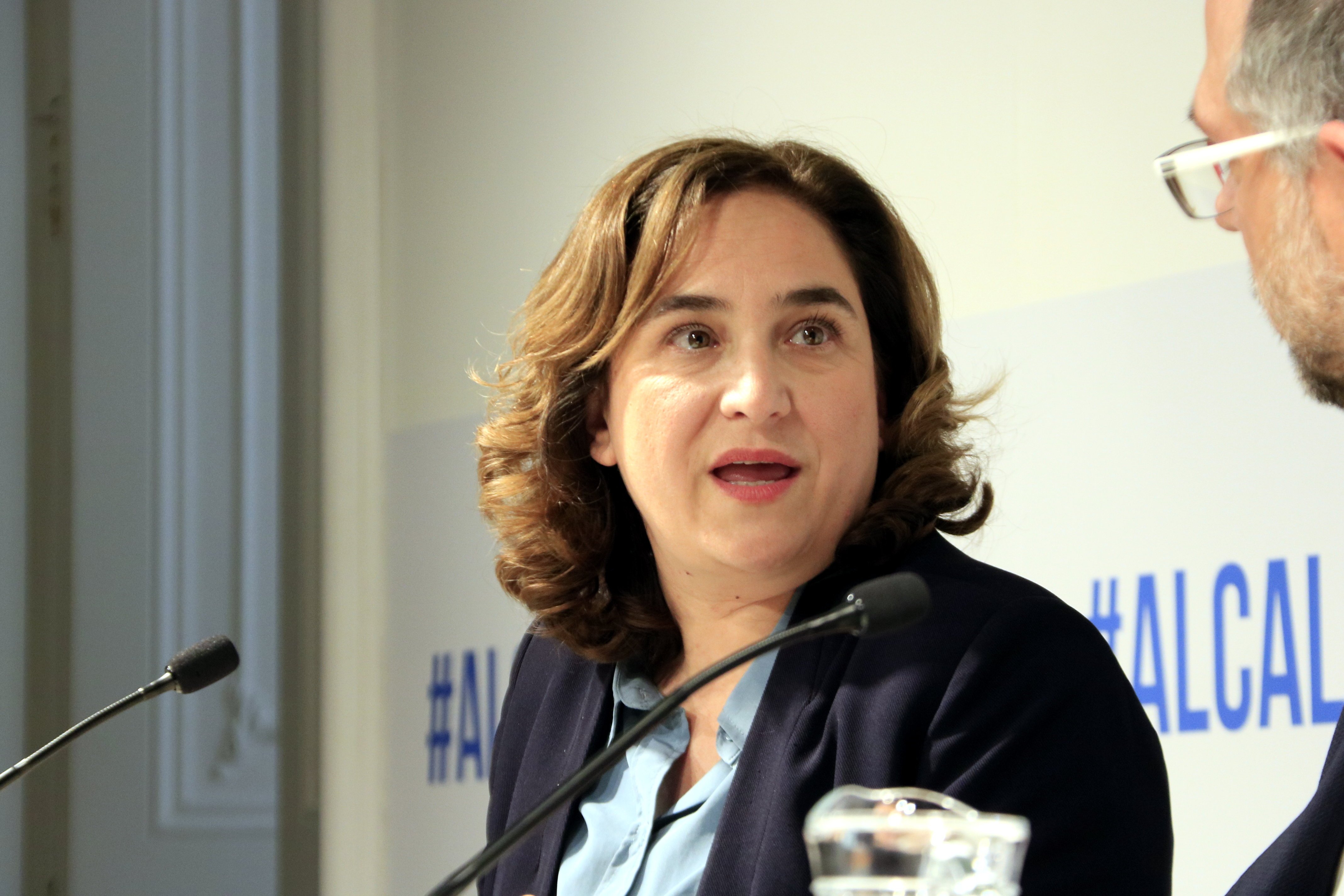 Tempesta a Twitter contra Colau per dir que ella no hagués plantat el Rei