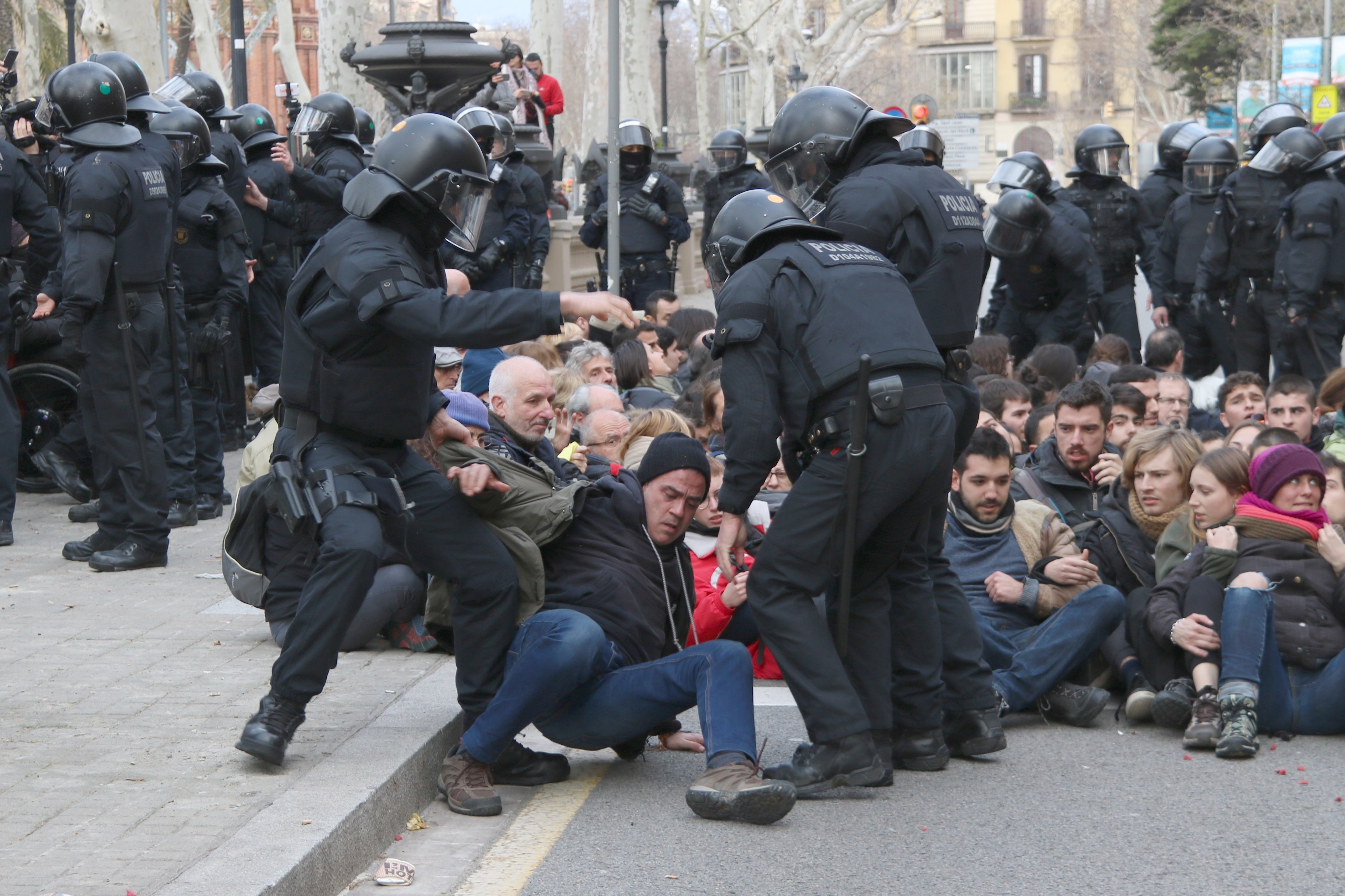 Absolts definitivament els CDR que es van encadenar al Palau de Justícia