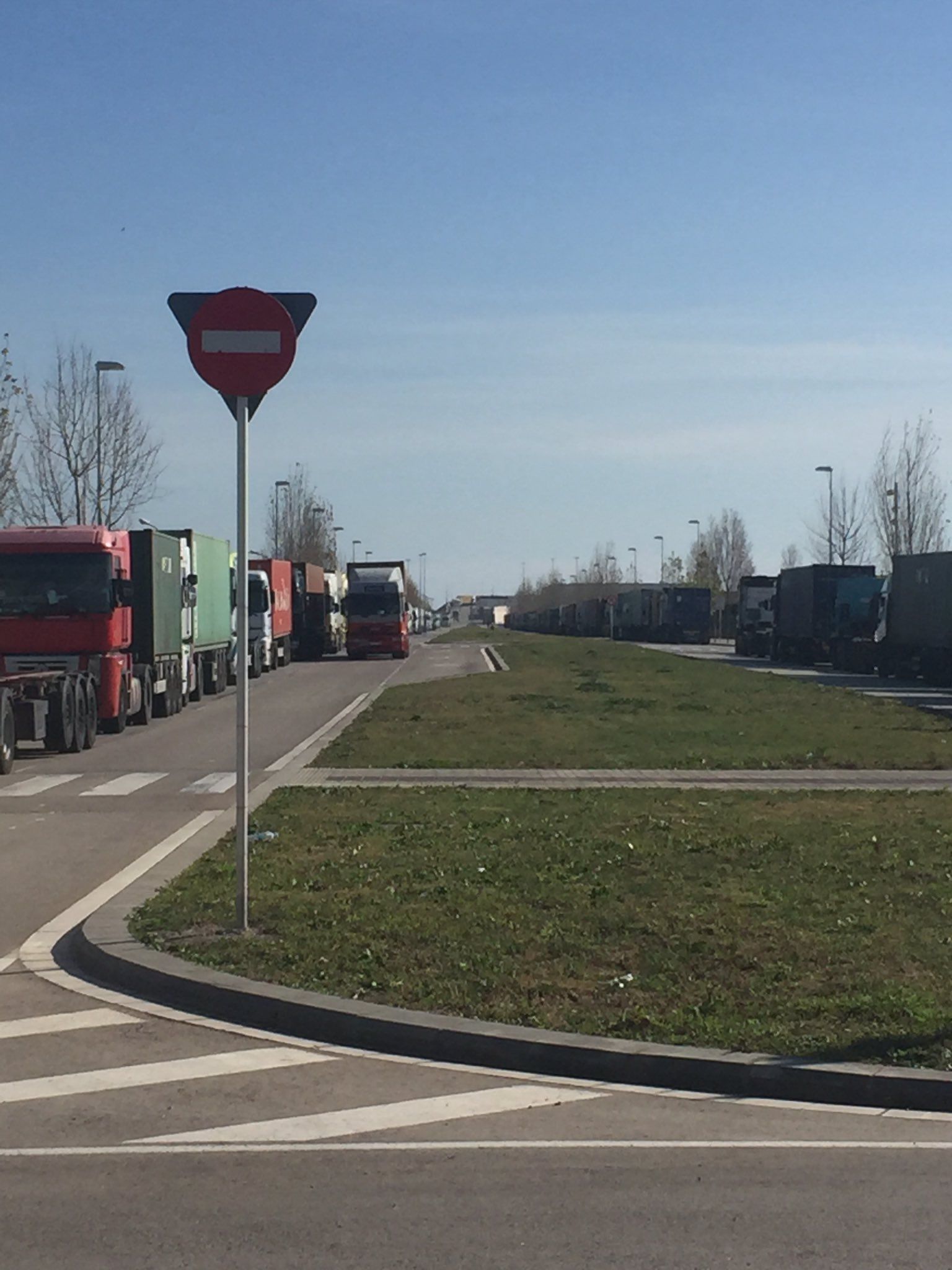 Per què s'han acumulat desenes de camions al Port de Barcelona?