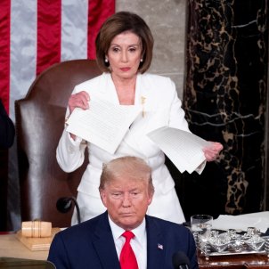 Nancy Pelosi estripa el discurs de l'Estat de Unió de Donald trump amb Mike Pence (Michael Reynolds Efe) Nancy Pelosi estripa el discurs de l'Estat de Unió de Donald trump amb Mike Pence (Michael Reynolds Efe)
