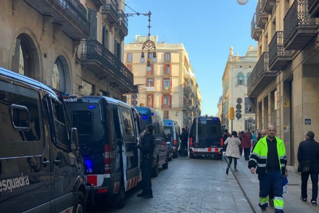 Plaça Sant jaume Mossos reunió Sánchez i Torra   Marta Lasalas