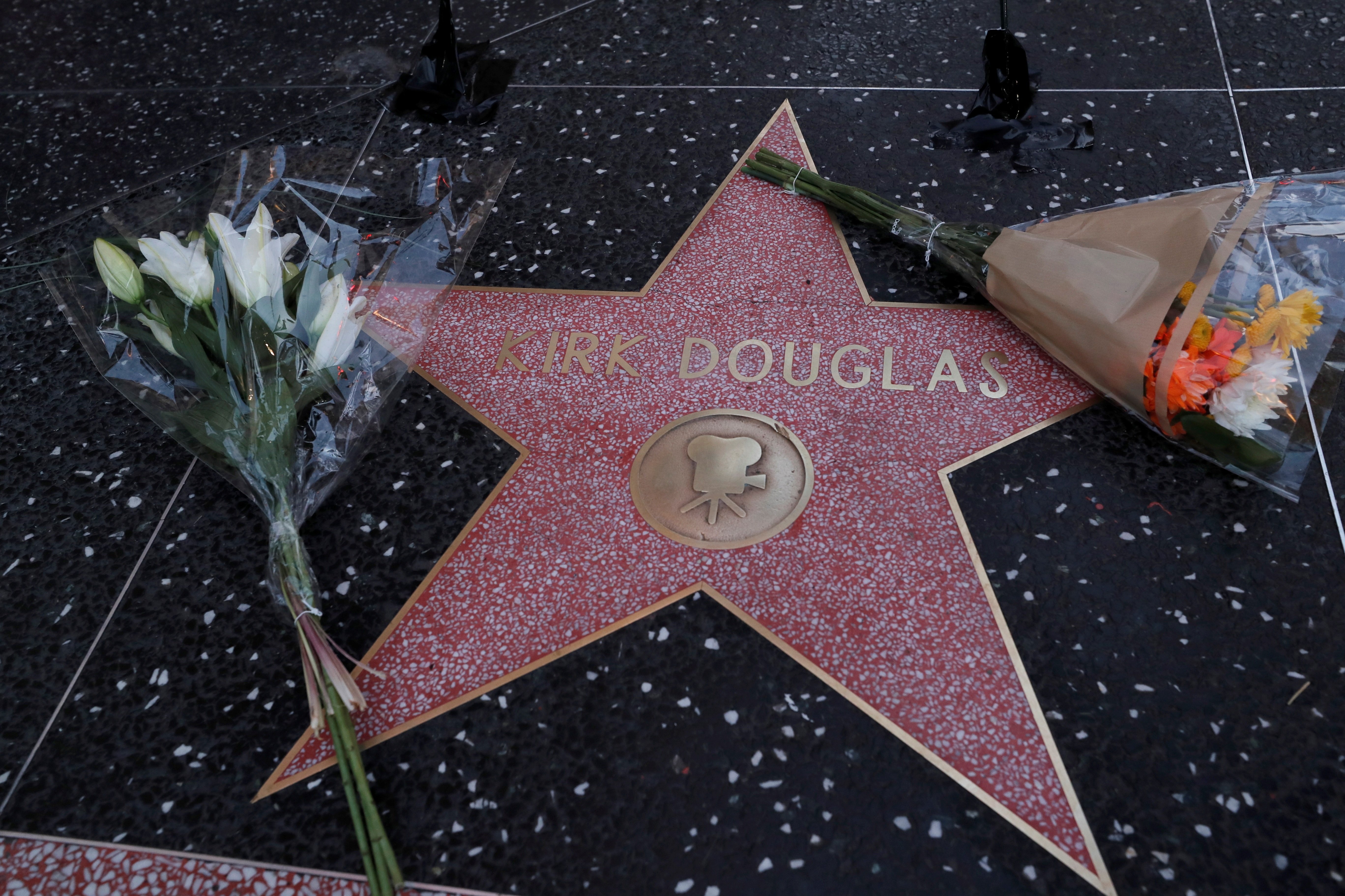 Hollywood s'acomiada de Kirk Douglas