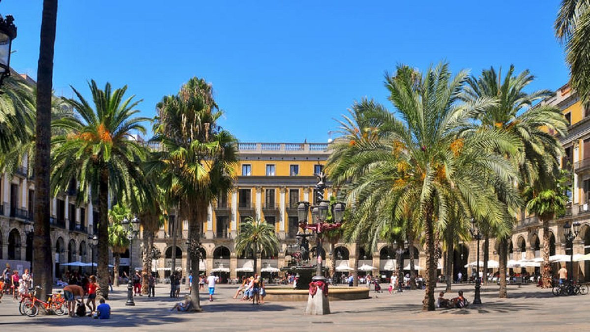 Los restauradores de la plaça Reial, en pie de guerra contra Colau