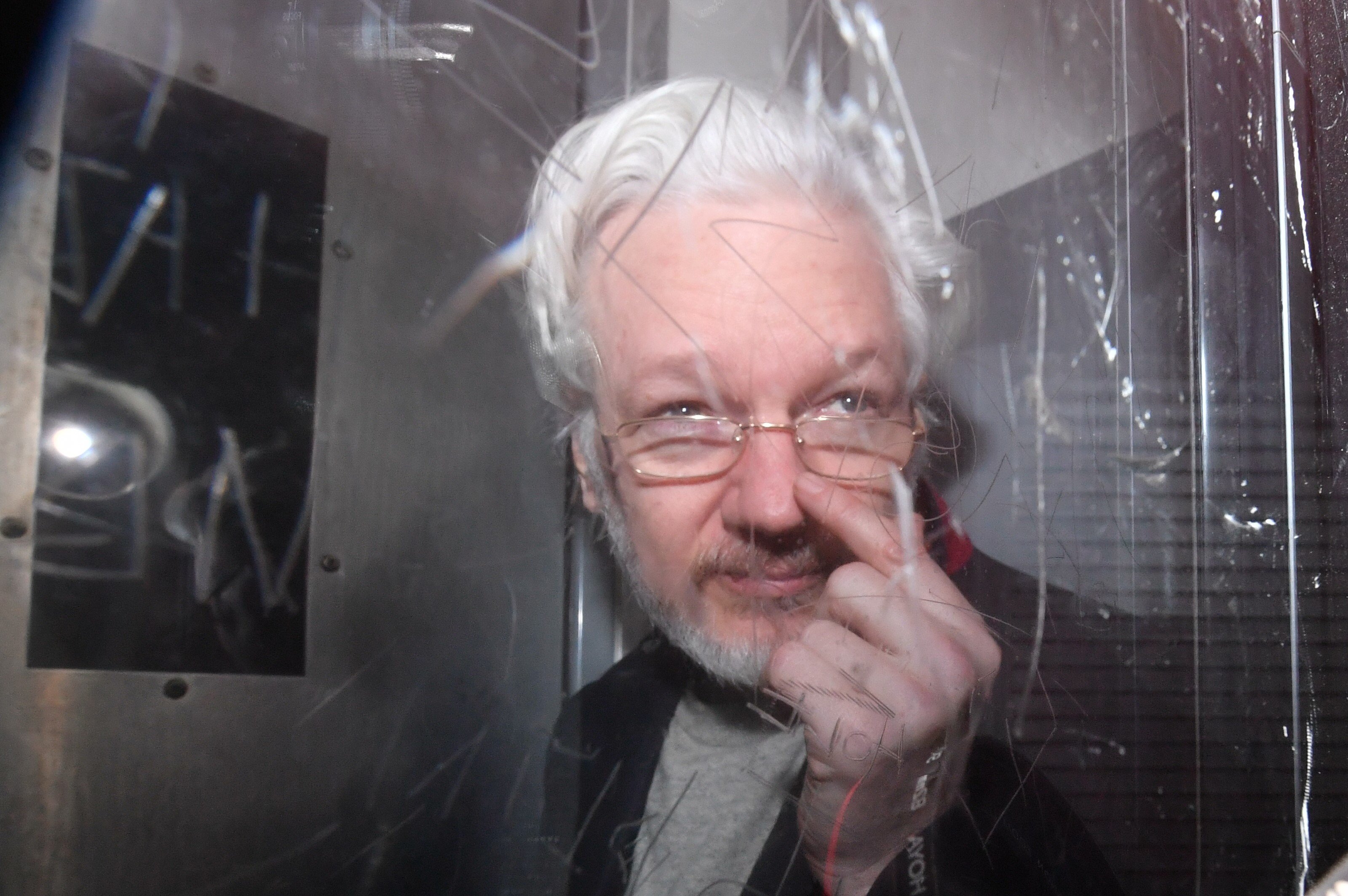 Los EE.UU. piden la extradición de Assange: lo acusan de poner vidas "en riesgo"