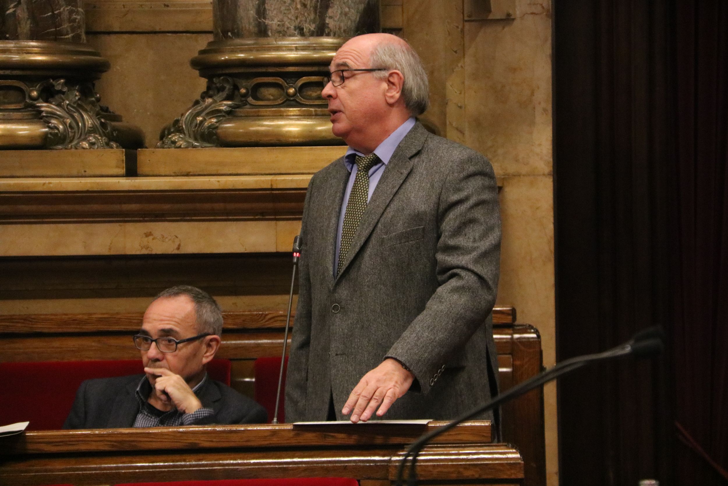 Rabell rep al ple aplaudiments de PP i C's, i una clatellada de la CUP