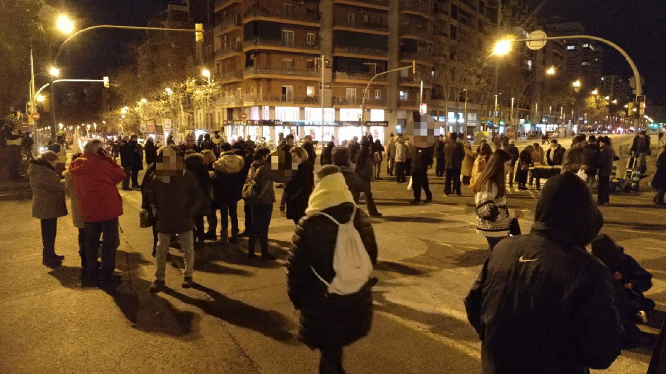 VÍDEO | Un motorista colpeja i empeny manifestants al tall de la Meridiana