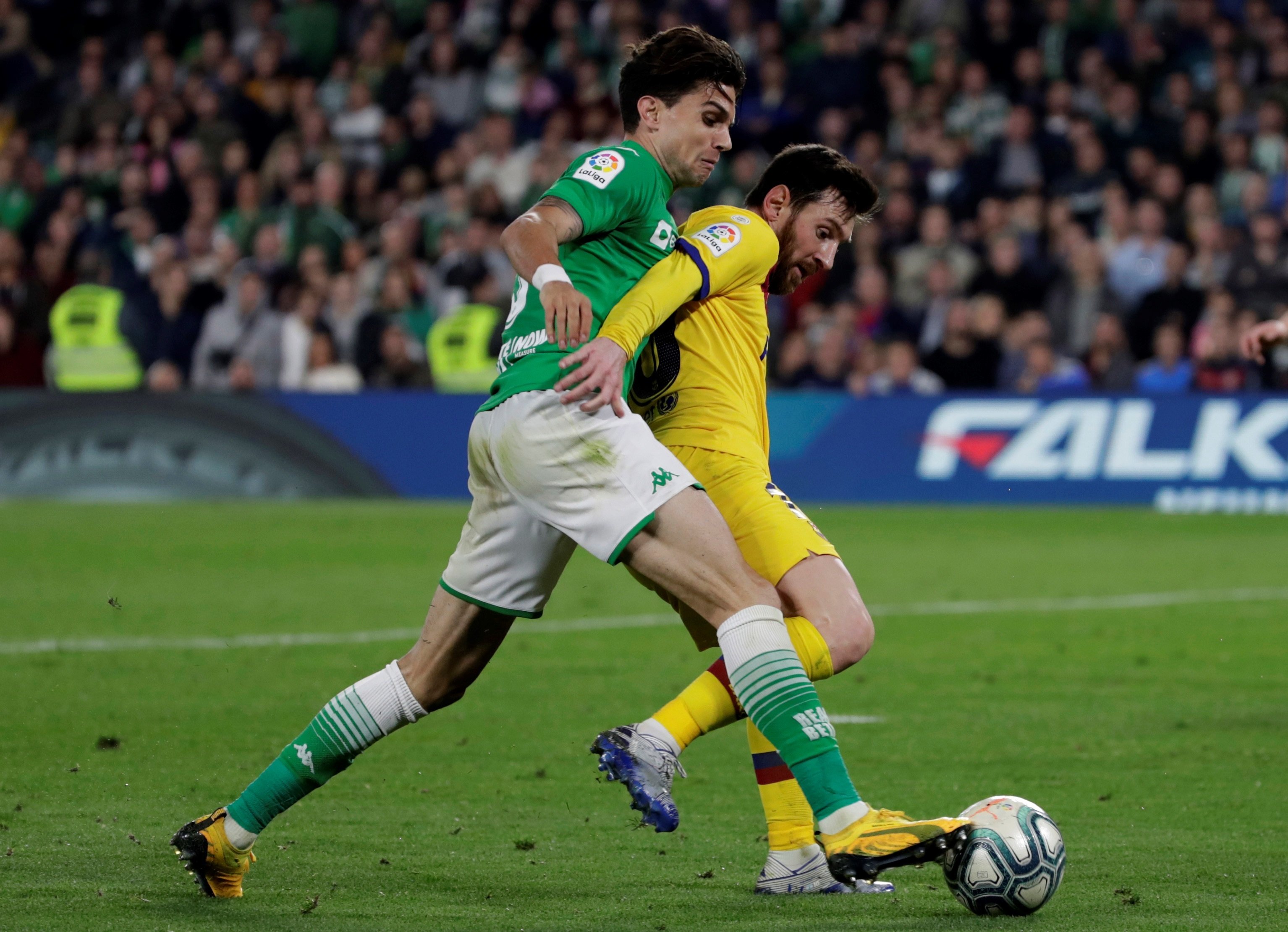 Nova polèmica amb el VAR: ignora un clar penal de Bartra a Messi