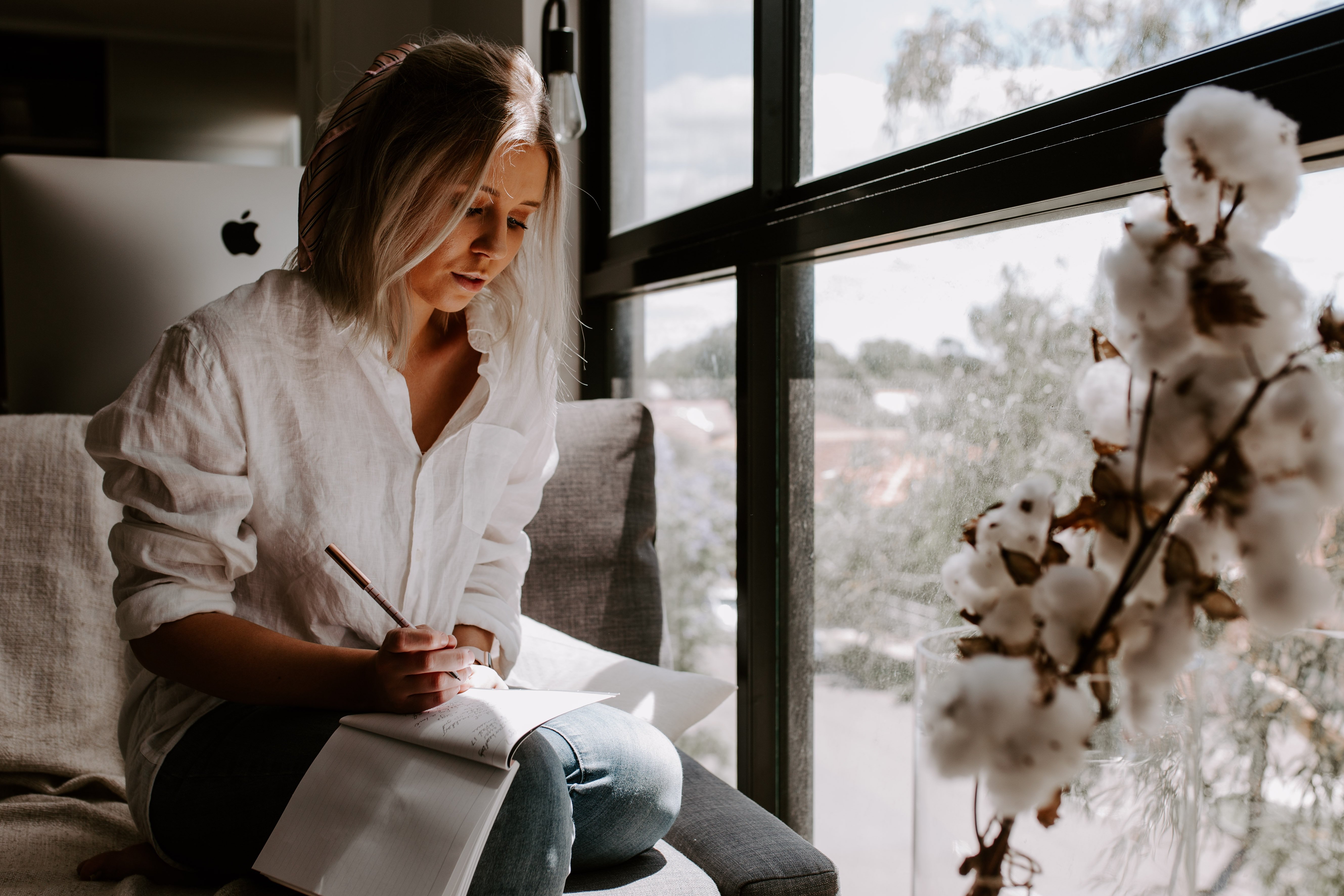 Mujer escribiendo (1)