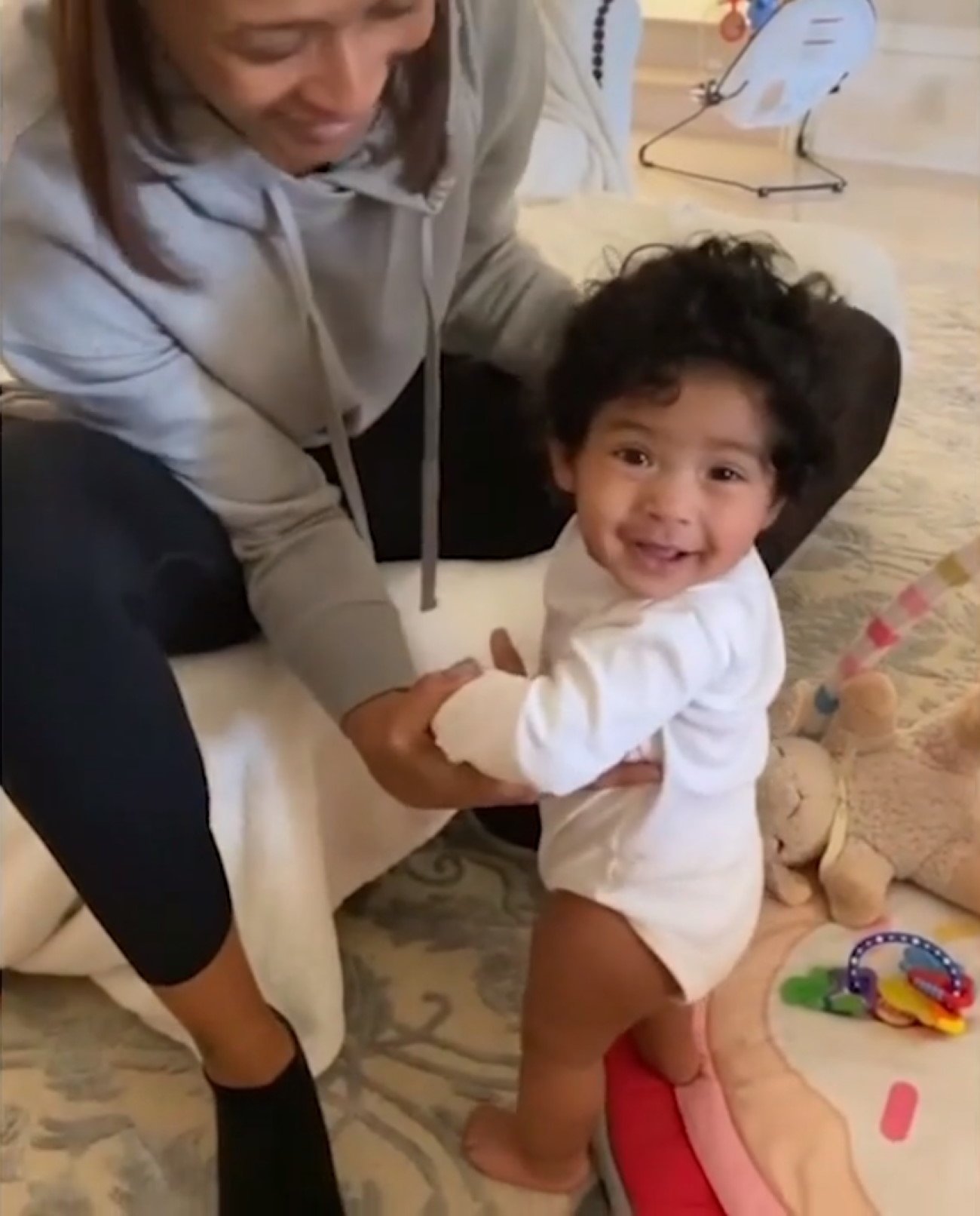 Emotivas imágenes de Vanessa Bryant enseñando los primeros pasos de su hija