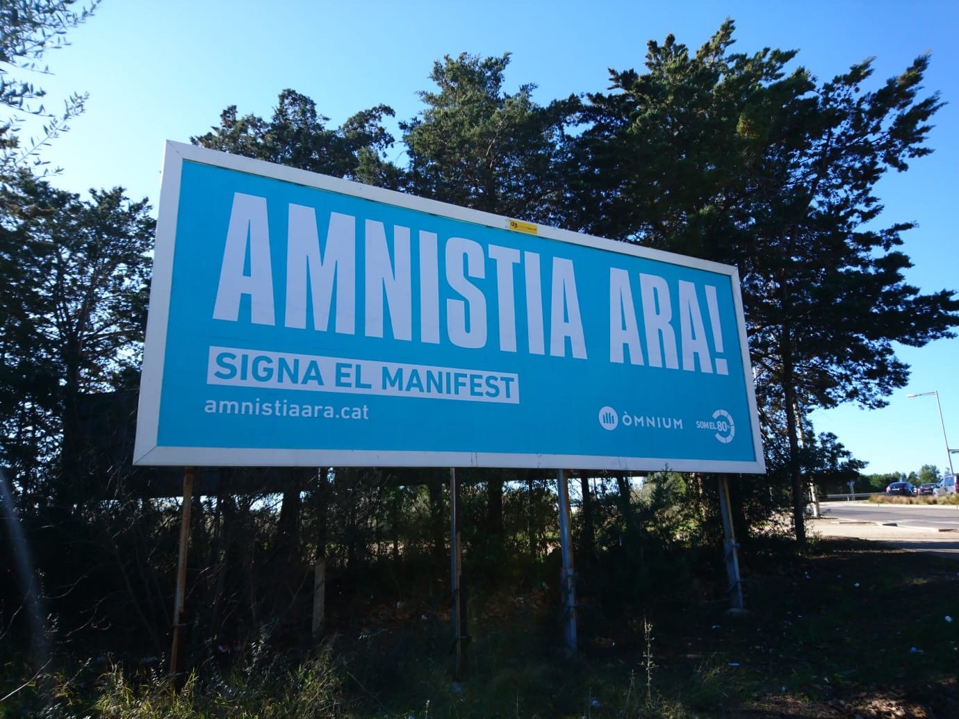 Òmnium inunda Catalunya de carteles en favor de la amnistía