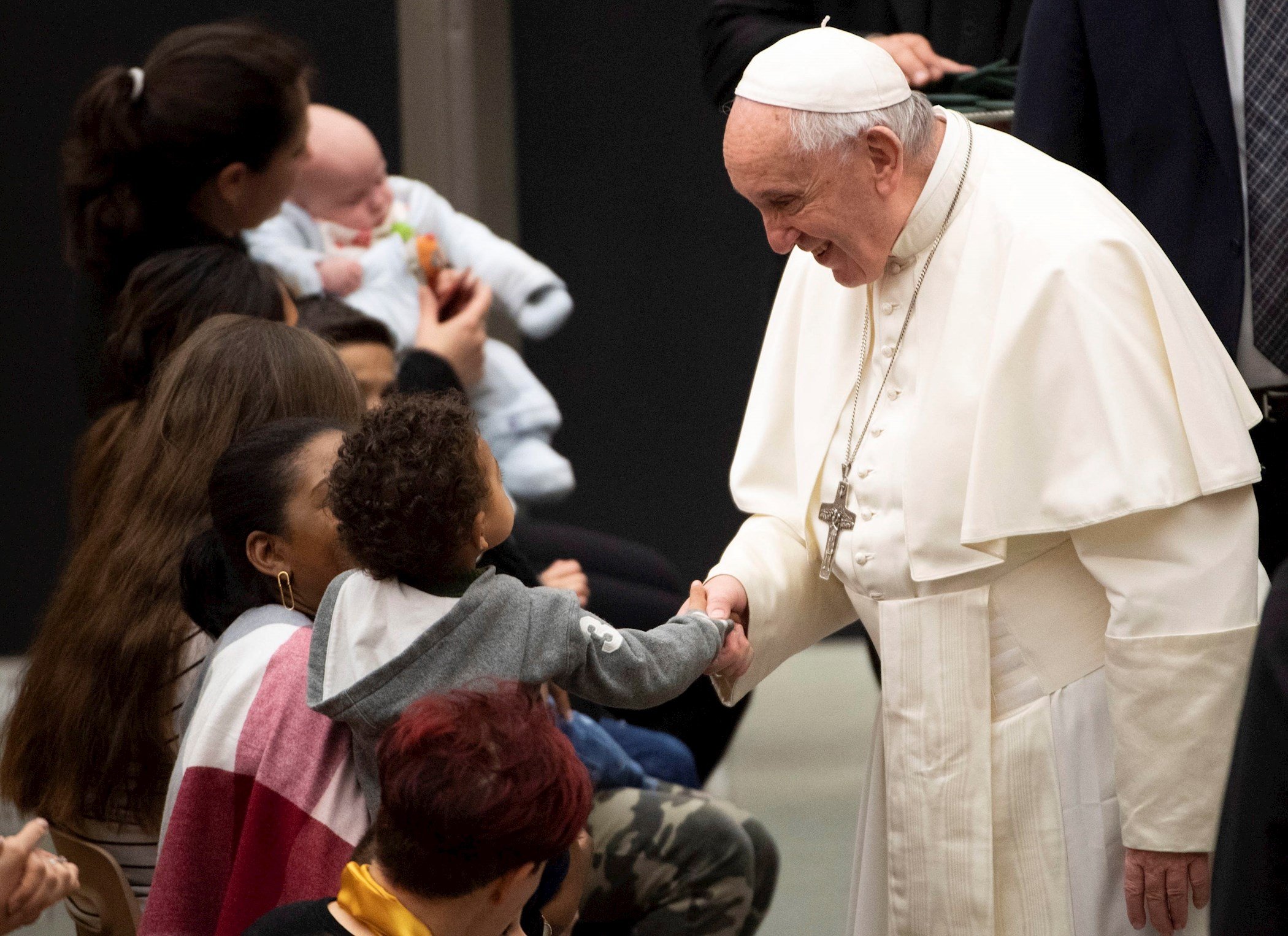 El Papa cierra la posibilidad de ordenar sacerdotes a hombres casados