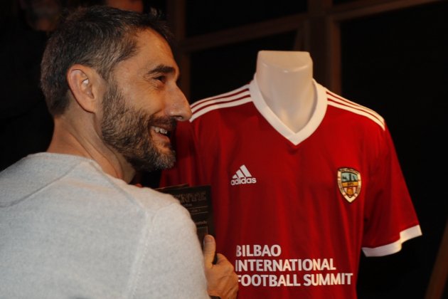 Ernesto Valverde barba firma EFE