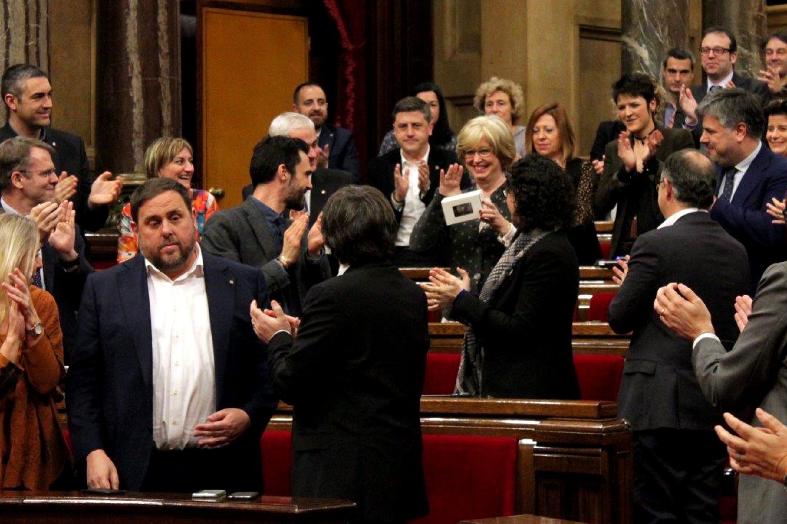 [VÍDEO] Ovació a Rigau quan ha arribat al Parlament