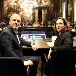Collboni deja en evidencia a Colau: la investidura se negoció con Valls