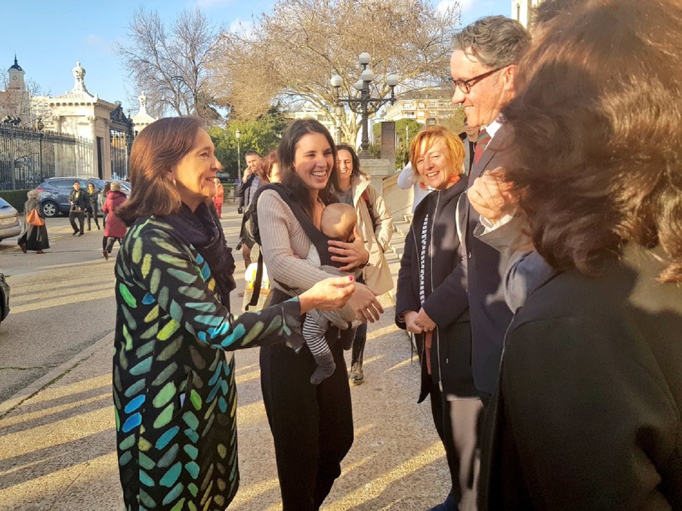 Carreguen contra Irene Montero per portar la seva filla de mesos a la feina