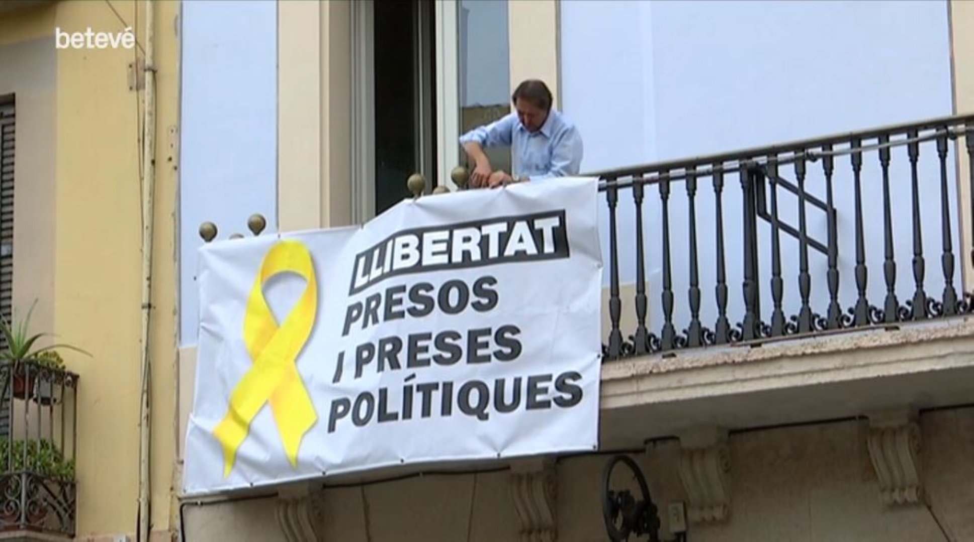 VÍDEO: L'Ajuntament de Barcelona retira els llaços grocs