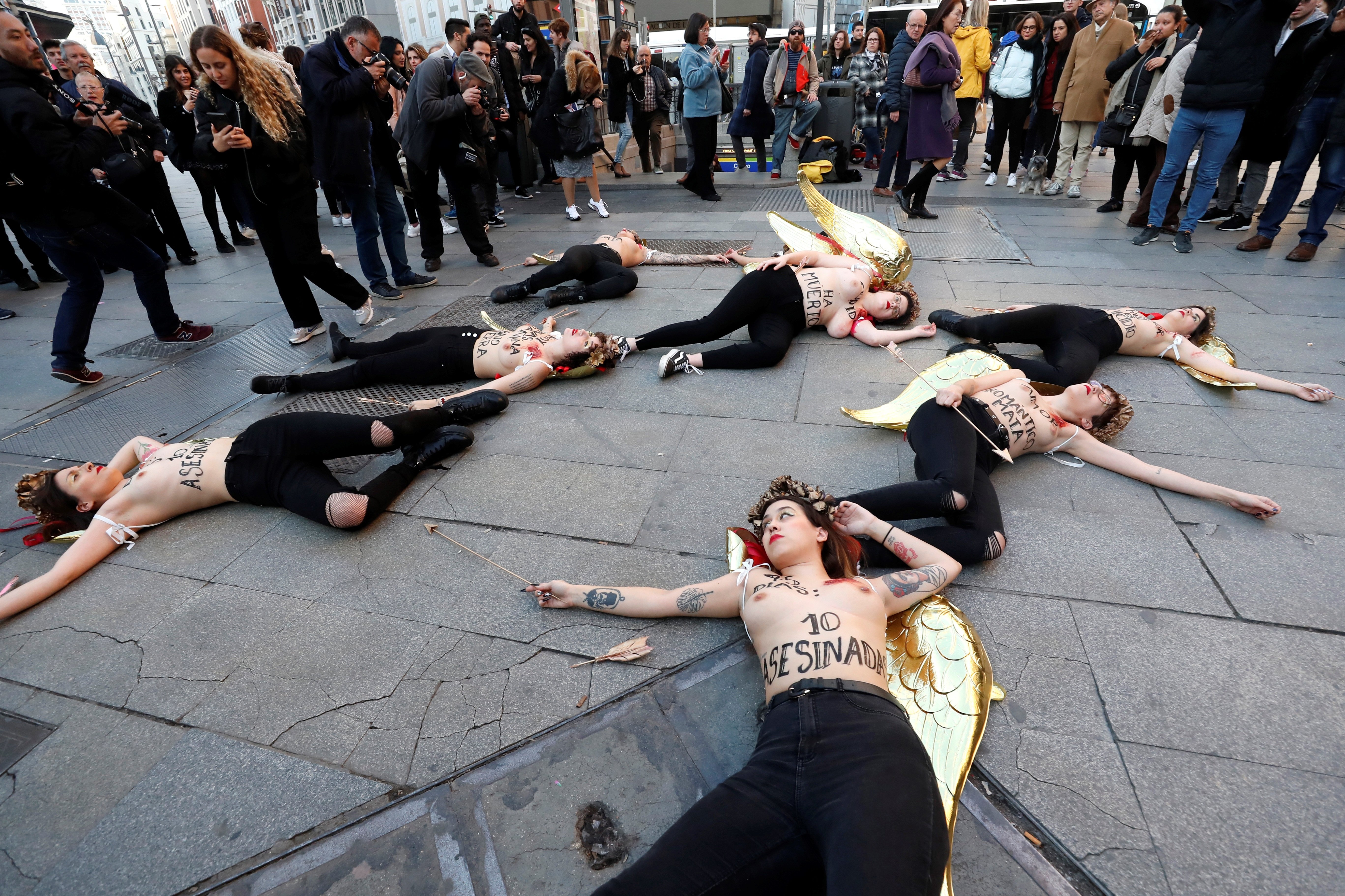 "El amor romántico mata": la denuncia de Femen por San Valentín, en Madrid