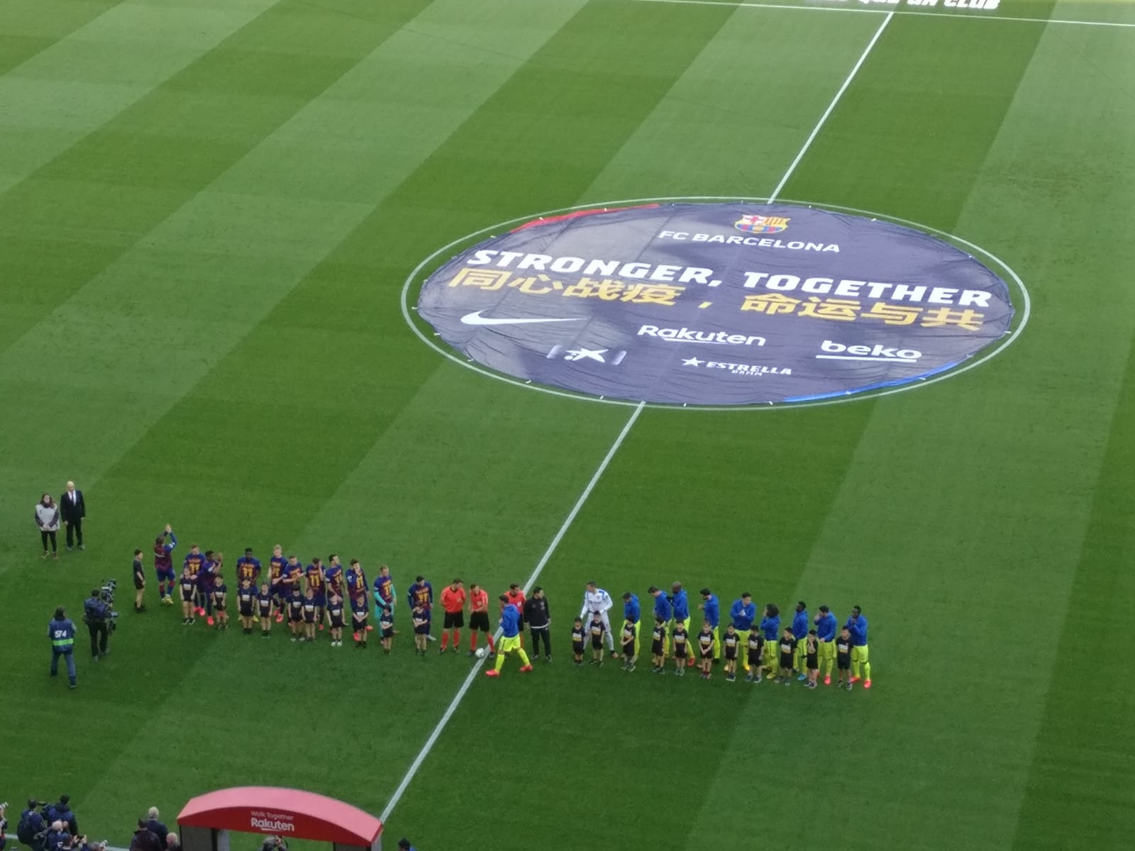 El Barça dona suport als afectats pel coronavirus al Camp Nou