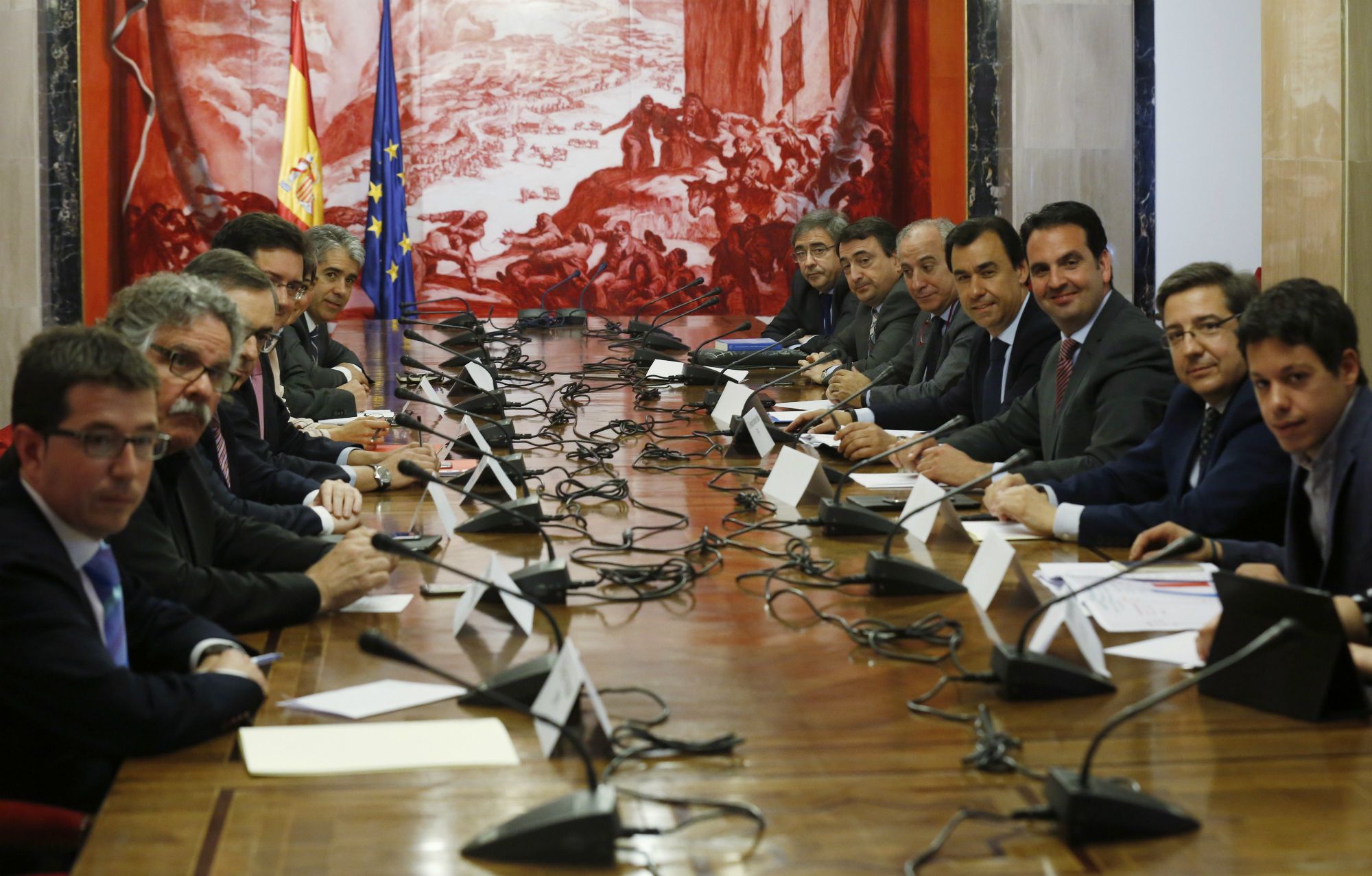 Los partidos ahorrarán en carteles pero discrepan en el límite de gasto