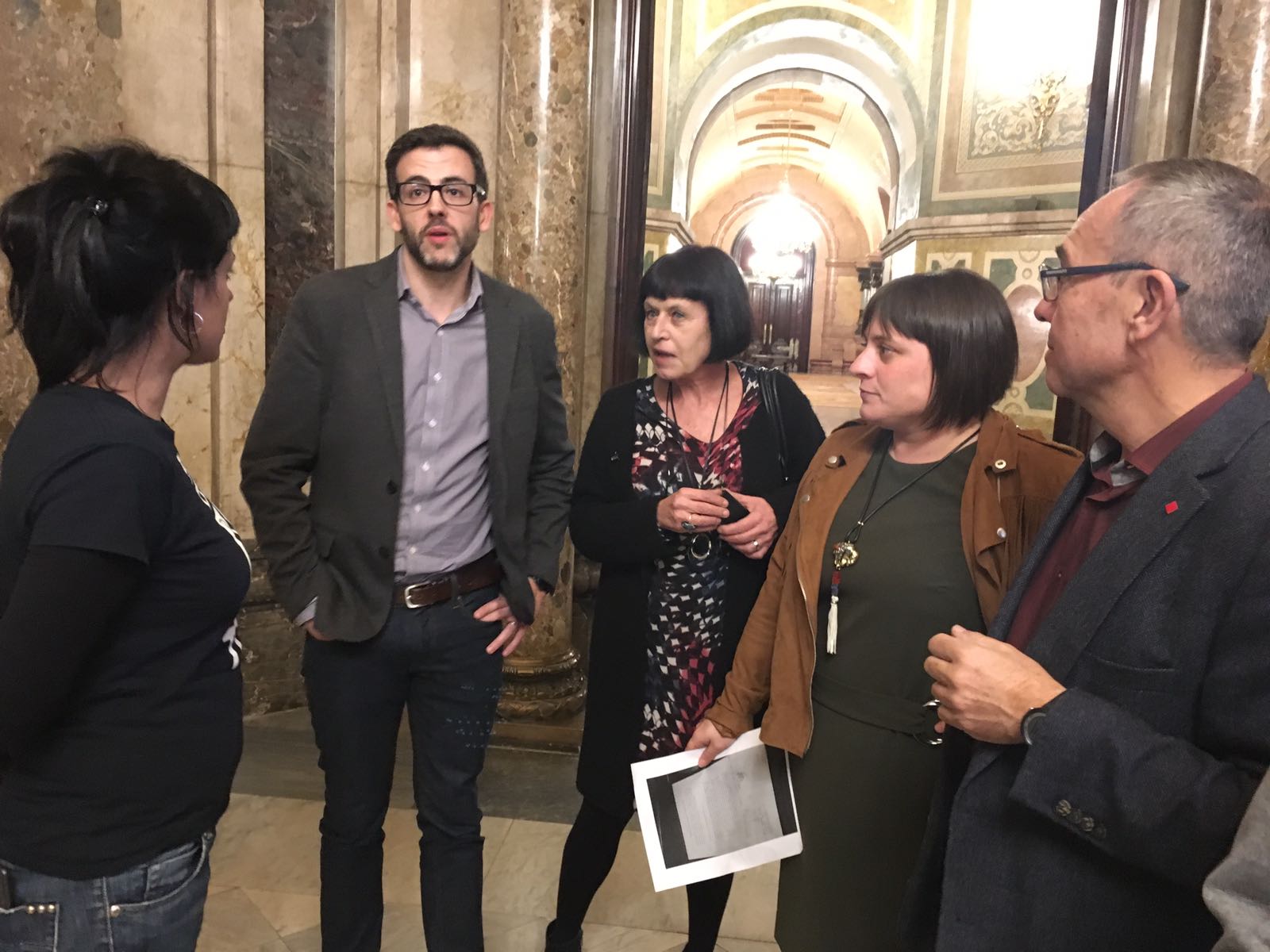 Revuelta de diputados contra la charla del Arzobispado crítica con los gais