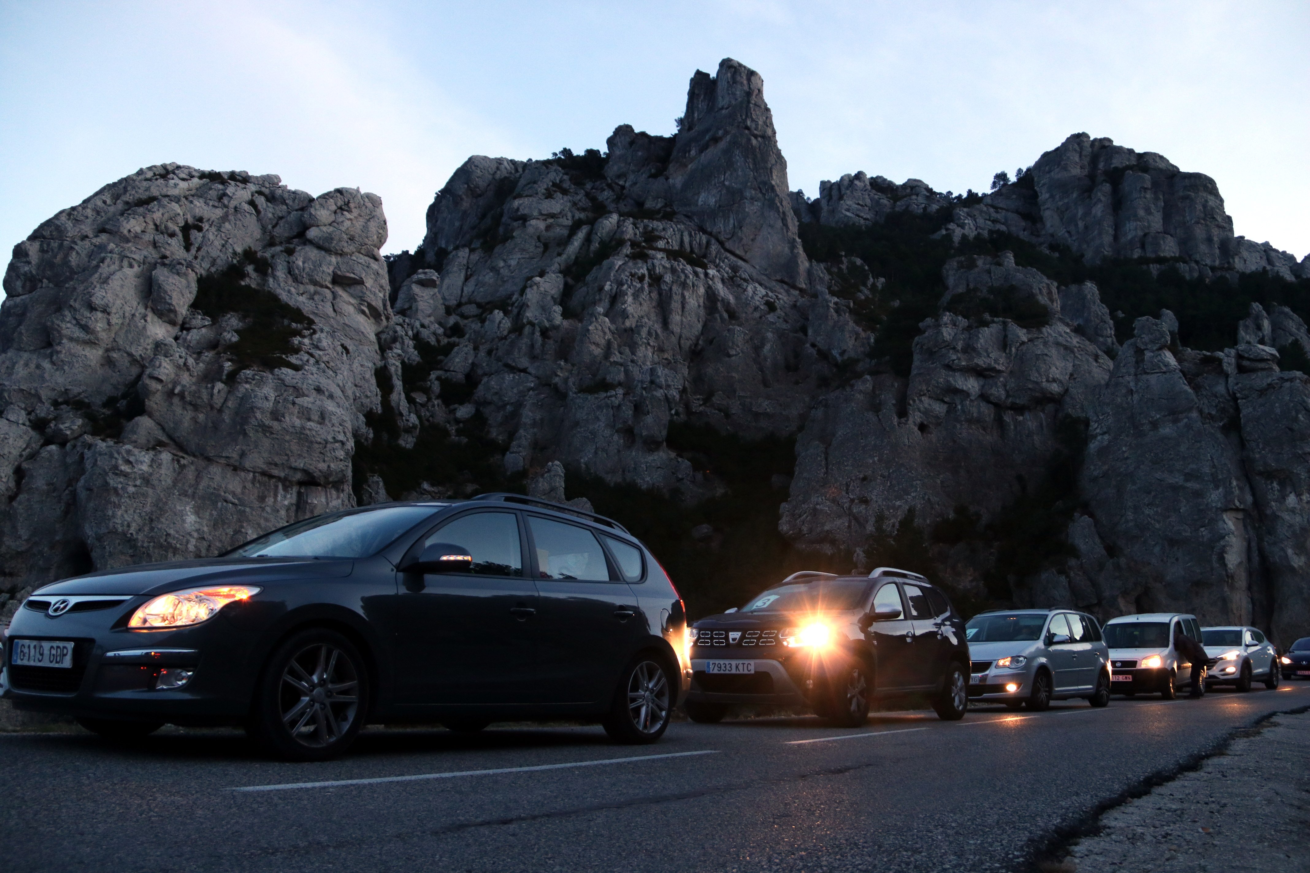 El massís del Mont Caro, il·luminat per reivindicar l'alliberament dels presos