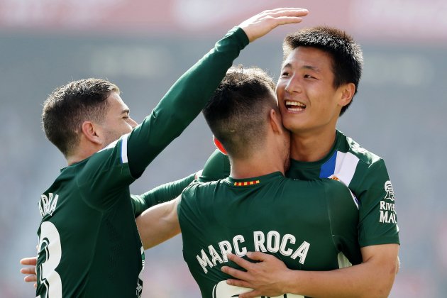 Wu Lei Embarba Marc Roca Sevilla Espanyol EFE