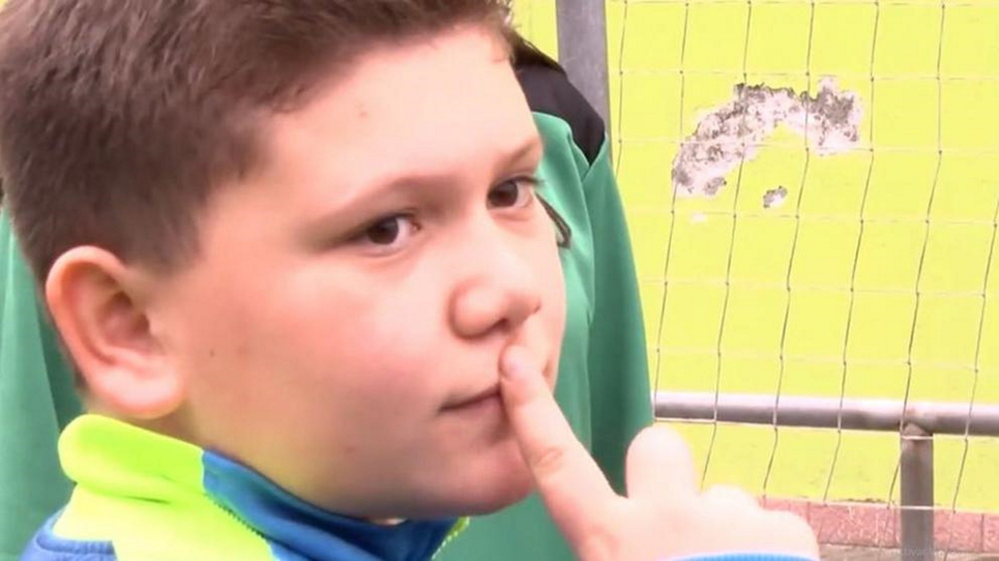 Un niño de once años detiene un partido por gritos machistas