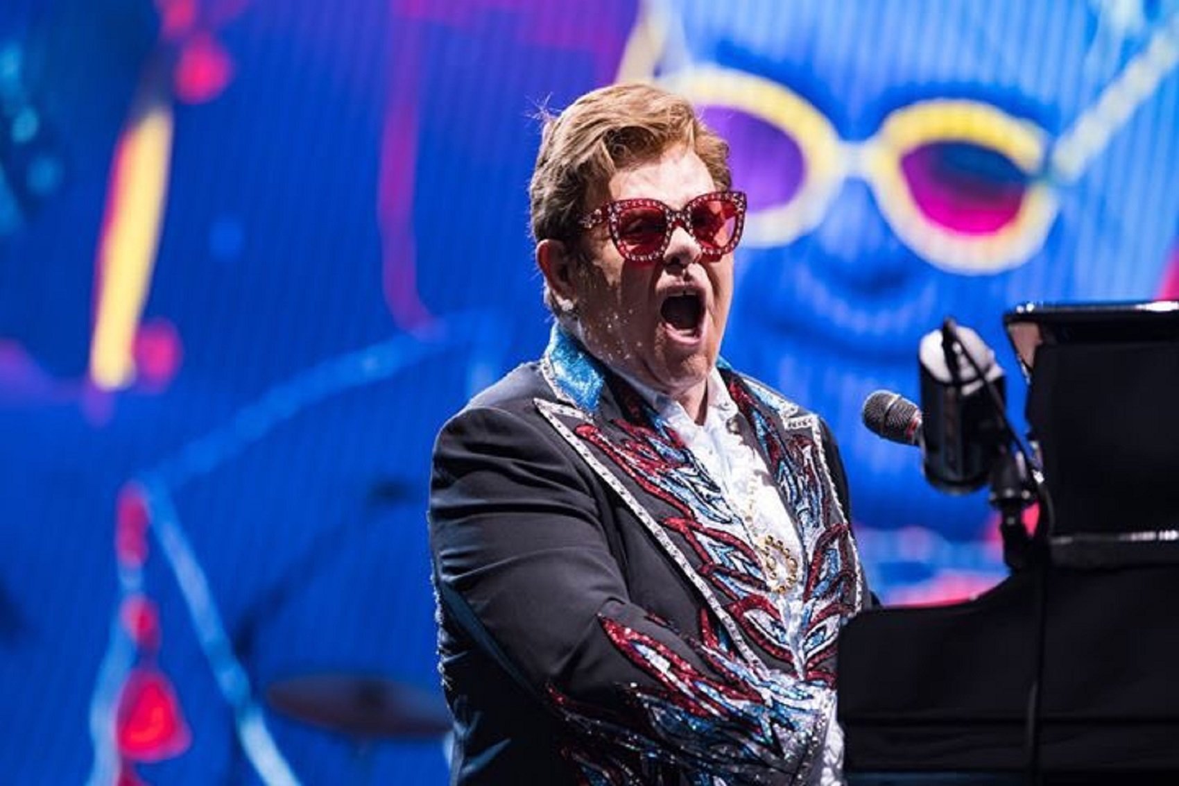 VÍDEO | Elton John suspende un concierto al quedarse sin voz