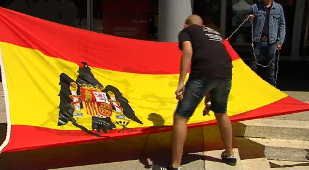 Cremen una bandera franquista a la UAB