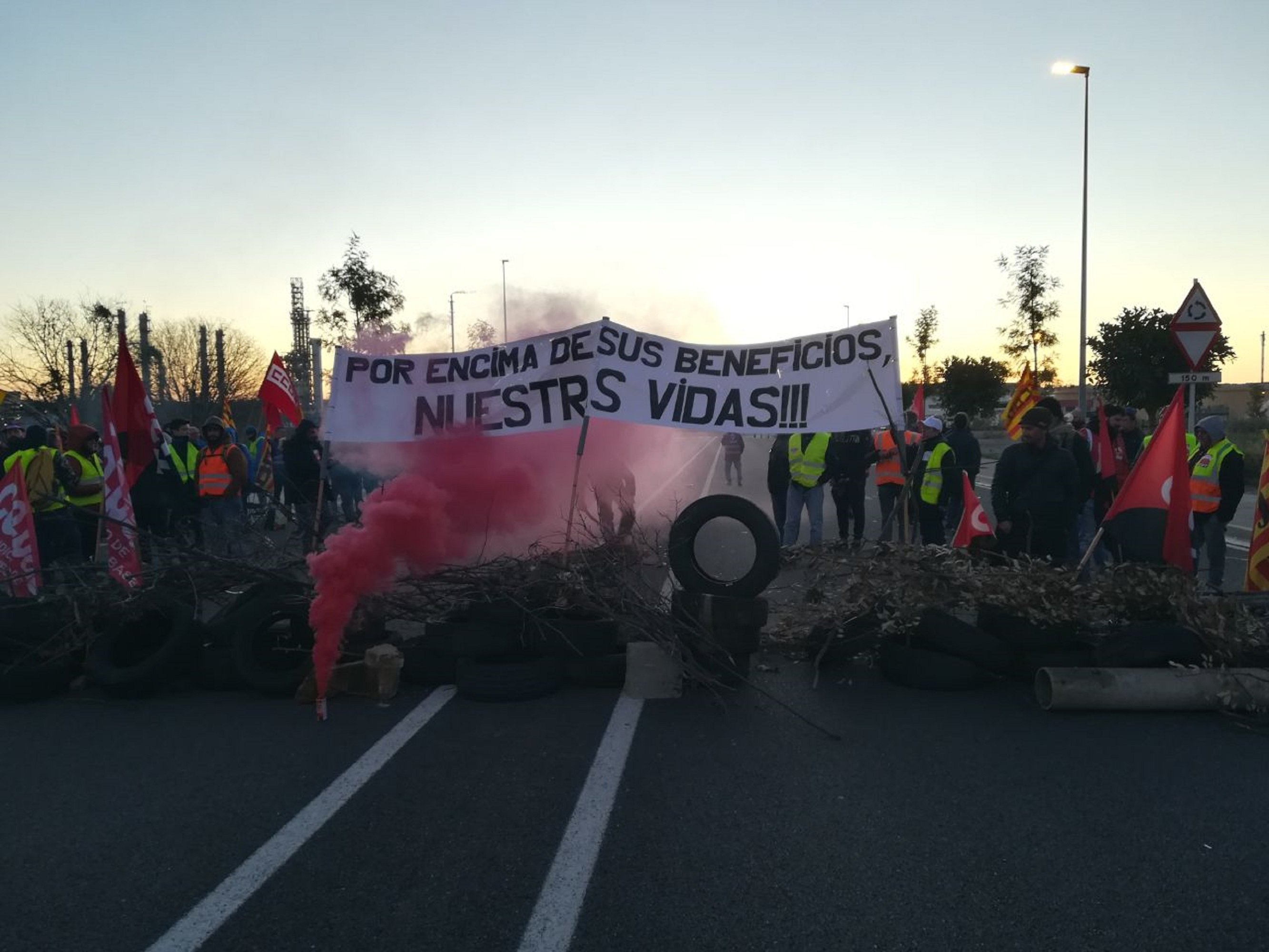 Huelga general en la petroquímica de Tarragona un mes después de la explosión