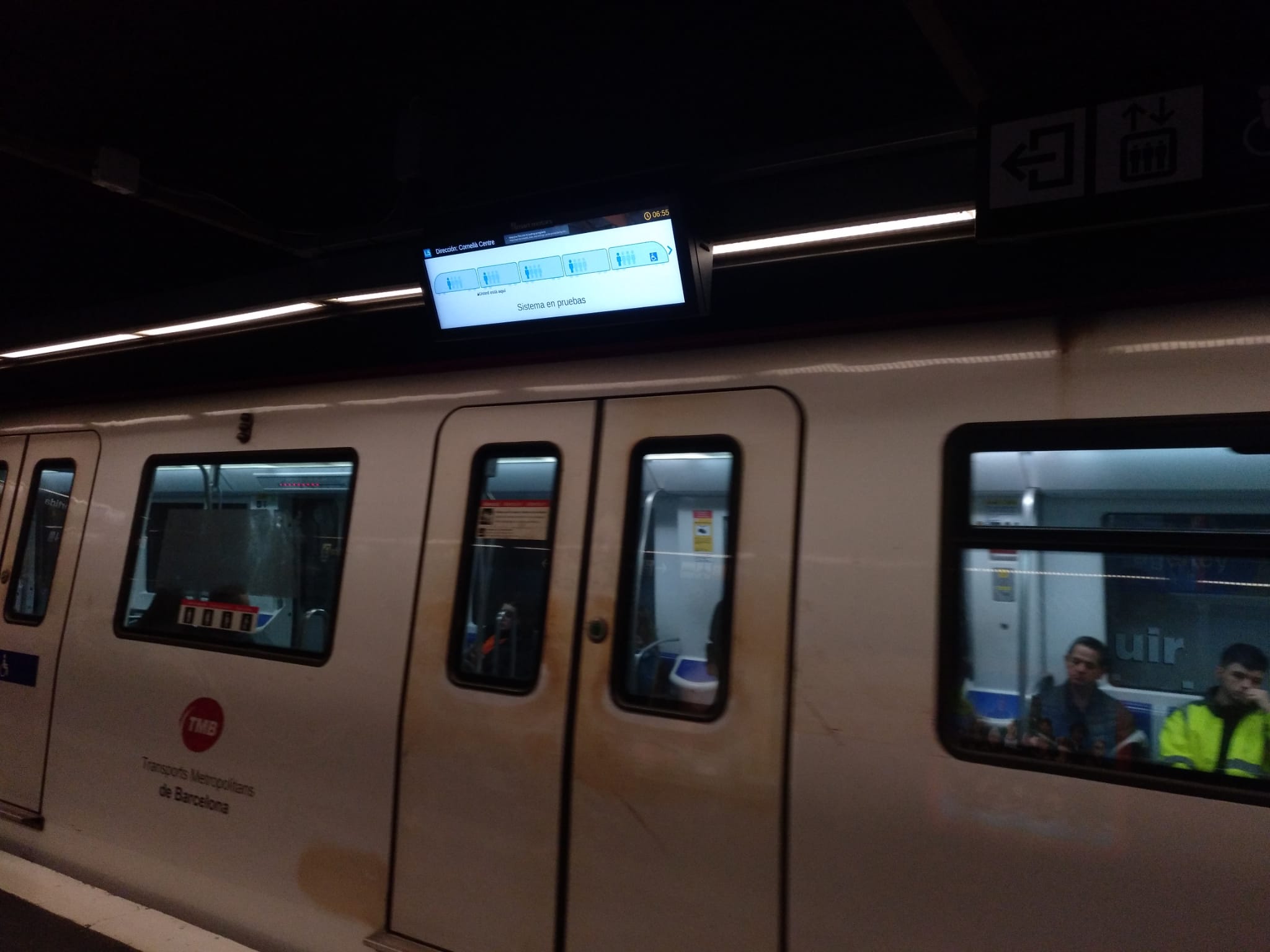 Tres estacions de metro mostren a les andanes el nivell d’ocupació dels trens