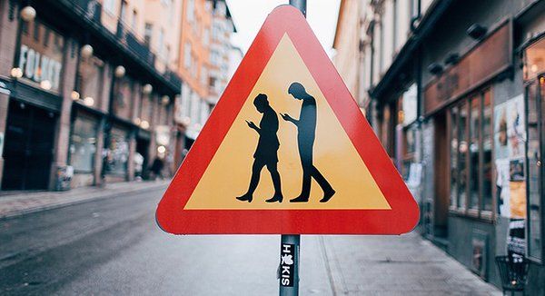 La DGT alerta del perill de ser 'Smombie'